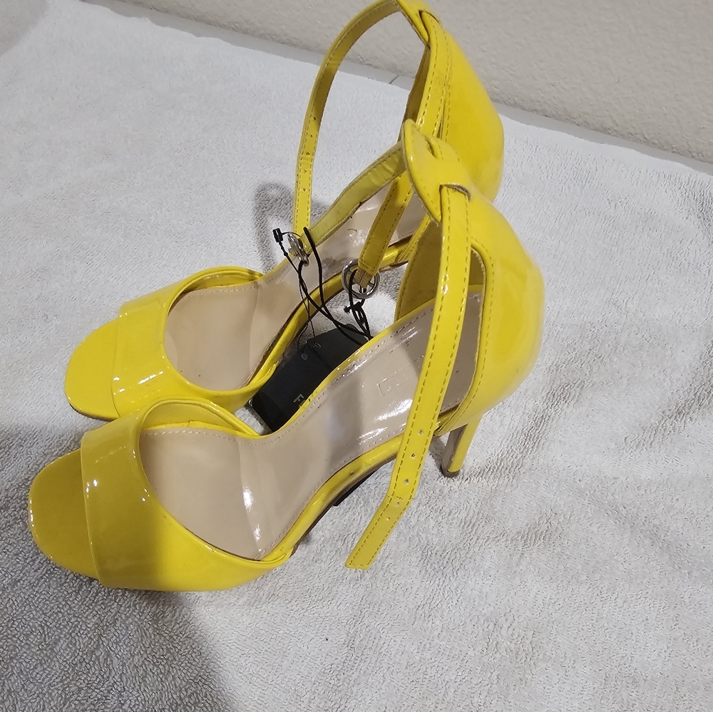 Women's sz 7 yellow heels